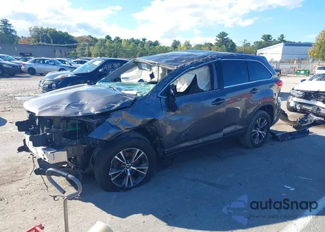2017 Toyota Highlander Le z USA, uszkodzony, nr VIN 5TDZARFH5HS023286